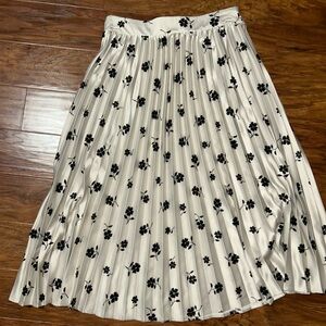 Chic Floral Pleated Skirt in Black and White